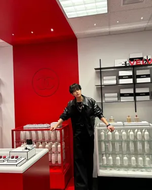 Stylish Manin Red Store Interior Wallpaper