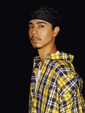 Stylish Manin Yellow Plaid Shirt Wallpaper