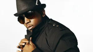 Stylish Music Artistin Hatand Sunglasses Wallpaper