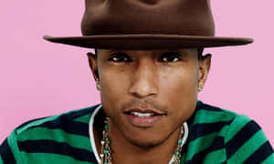 Stylish Musicianin Brown Hat Wallpaper