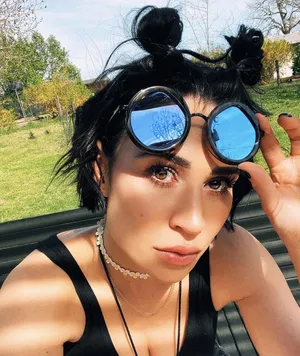 Stylish Selfiewith Oversized Sunglasses Wallpaper