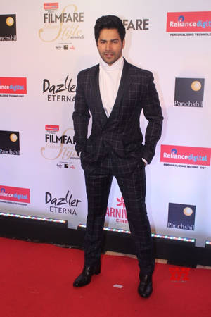 Stylish Varun Dhawan In Suit Wallpaper