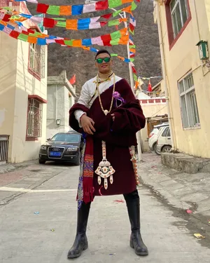 Su Mudaerji Donning Traditional Tibetan Costume Wallpaper