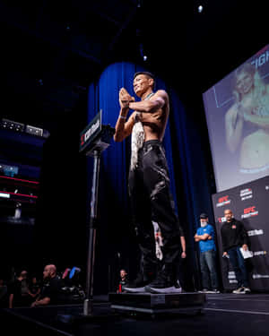 Su Mudaerji Posing On Scale Wallpaper