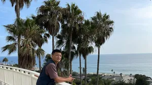 Su Mudaerji Smiling On Balcony Wallpaper