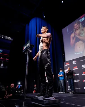 Su Mudaerji Standing On Scale Wallpaper