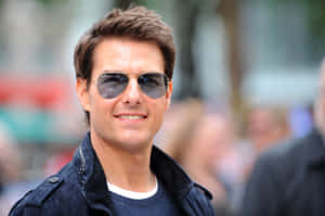 Suave Actor Tom Cruise [wallpaper] Wallpaper