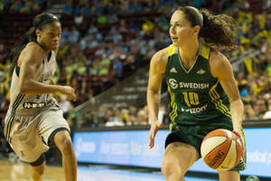 Sue Bird Vs Moriah Jefferson Wallpaper