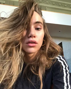 Suki Waterhouse Casual Selfie Wallpaper