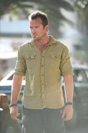 Sullivan Stapleton Casual Walk Wallpaper