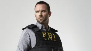 Sullivan Stapleton F B I Agent Portrait Wallpaper