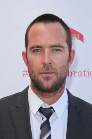 Sullivan Stapleton Red Carpet Look Wallpaper