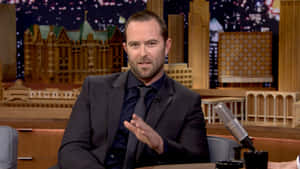 Sullivan Stapleton Talk Show Appearance Wallpaper