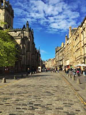 Sunny Dayon Royal Mile Edinburgh Wallpaper