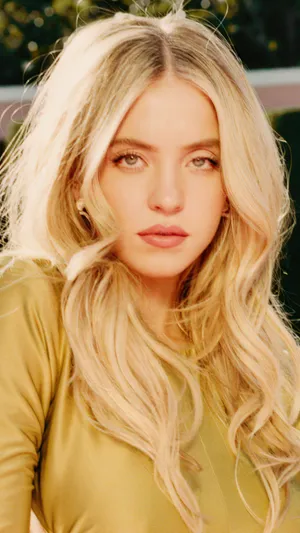 Sydney Sweeney Blonde Portrait Wallpaper