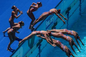 Synchronized Swimming Diving Into Pool Wallpaper