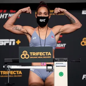 Taila Santos Posing During Weigh-in Wallpaper