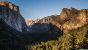 Take In The Imposing Beauty Of El Capitan Wallpaper