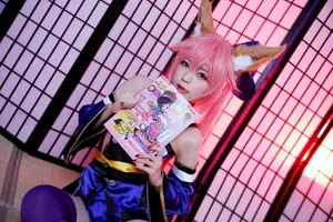 Tamamo No Mae Cosplay With Manga Wallpaper