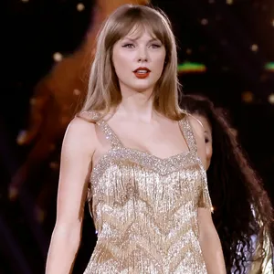 Taylor Swift Glittering Performance Wallpaper