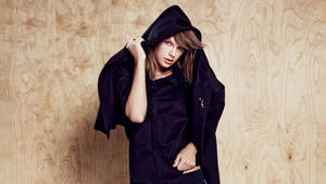 Taylor Swift Looks Edgy In Her Black Hoodie Wallpaper