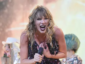 Taylor Swift Performing Live Wallpaper