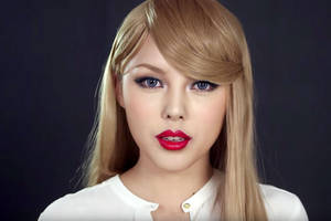 Taylor Swift Singer Showing Off Her Red Lips Wallpaper