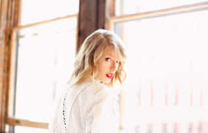 Taylor Swift Sunlit Glance Wallpaper