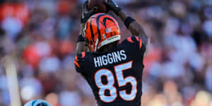 Tee Higgins Catching Football Action Wallpaper