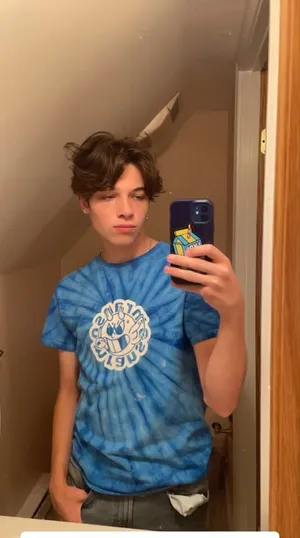 Teen Selfiein Mirror Wallpaper