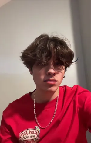 Teenagerin Red Shirt Wallpaper