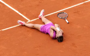 Tennis Pro Sara Errani Taking A Break On Court Wallpaper