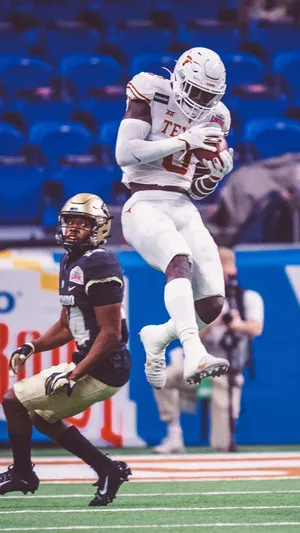 Texas_ Football_ Player_ Athletic_ Catch Wallpaper