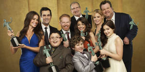 The Cast Of Modern Family At The 2019 Sag Awards Wallpaper