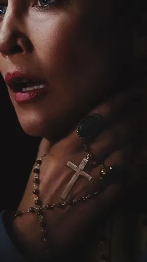 The Conjuring Lorraine Holding A Rosary Wallpaper