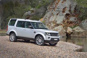 The Discovery Xxv: Land Rover's Luxury And Comfort Combined Wallpaper