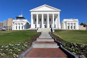 The Grand Walkway To The Virginia State Capitol Wallpaper