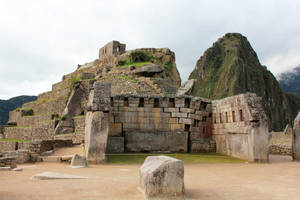 The Majestic Main Temple Of Machu Picchu Wallpaper
