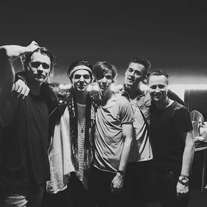 The Neighbourhood In Casual Attires Wallpaper