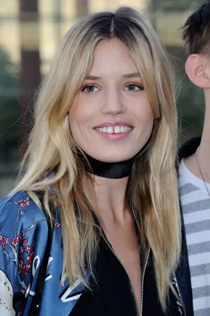 The Stunning Georgia May Jagger Making A Statement In Bold Red Lips Wallpaper