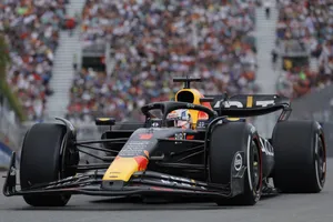 Thrilling Formula 1 Race In Action Wallpaper