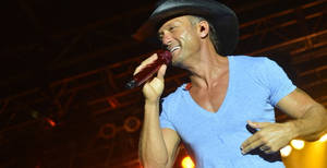 Tim Mcgraw Wearing Blue Shirt Wallpaper