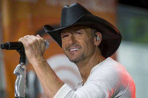 Tim Mcgraw Wearing White Long Sleeves Wallpaper