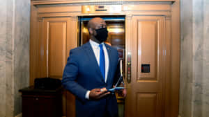 Tim Scott Wearing Black Face Mask Wallpaper