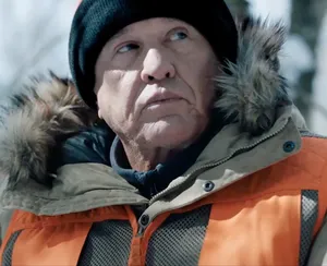 Tom Berenger In A Classic Pose Wallpaper