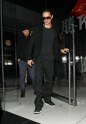 Tom Kaulitz Leaving Restaurant Wallpaper