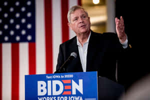 Tom Vilsack Announcing His Support For Joe Biden In The Us Presidential Election Wallpaper