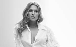 Toni Garrn Black And White Wallpaper