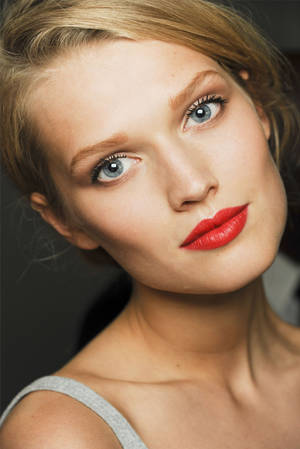 Toni Garrn Close-up Wallpaper