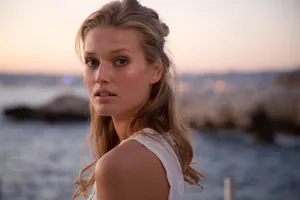 Toni Garrn Magazine Wallpaper